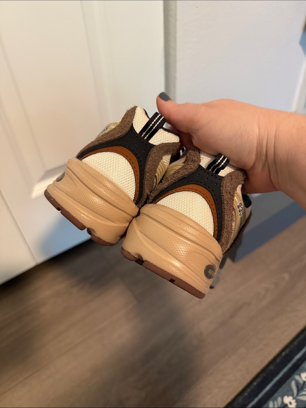 New Balance Women’s Beige and Brown 530 Sneakers - Picture 7 of 10